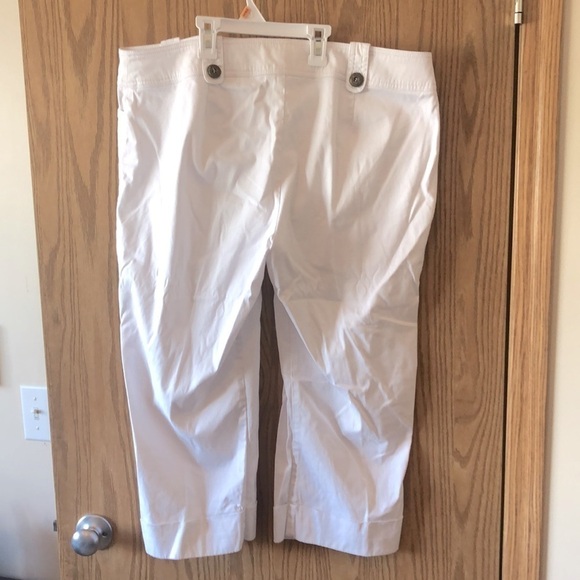 𝅺𝅺⭐️2 FOR $20⭐️ Laure Plus Sized White cropped pants in new condition. - Picture 5 of 6